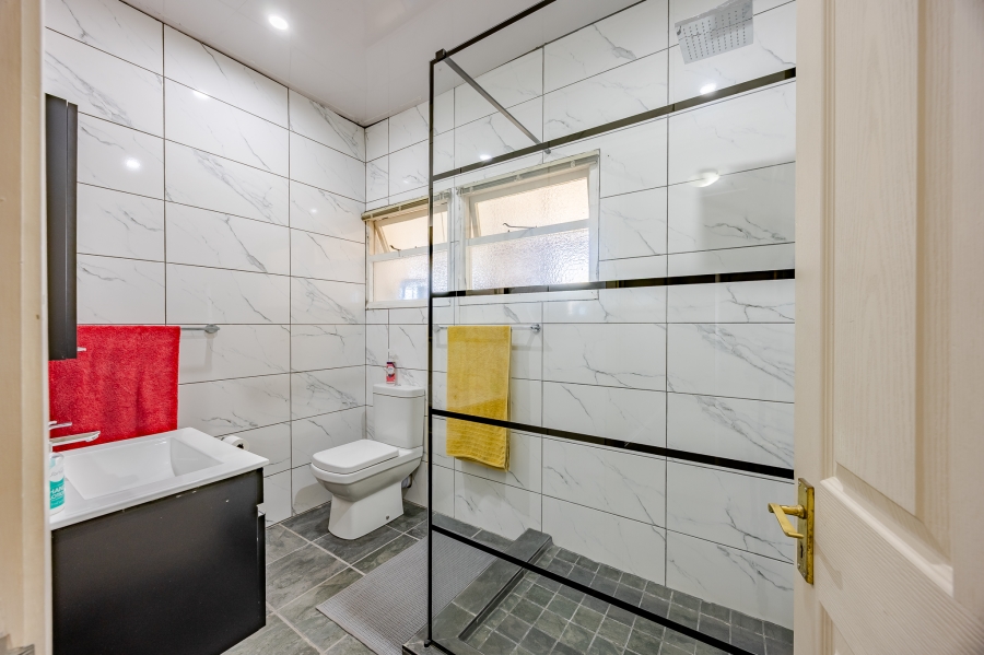 5 Bedroom Property for Sale in Bothasig Western Cape